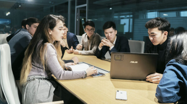 Astana IT University и Ozgeris powered by Halyk Fund объявляют набор стартаперов в бизнес-инкубатор.