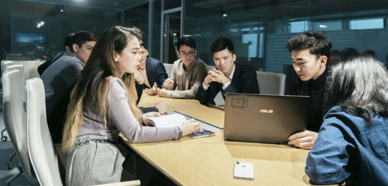 Astana IT University и Ozgeris powered by Halyk Fund объявляют набор стартаперов в бизнес-инкубатор.